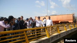 Colombian Transport Minister Guillermo Reyes González greets during a tour of the Tienditas International Bridge on the border between Colombia and Venezuela after a meeting of businessmen from Colombia and Venezuela, within the framework of the 'Border Agreement' in Cúcuta, Colombia August 18, 2022 REUTERS/Carlos Eduardo Ramirez