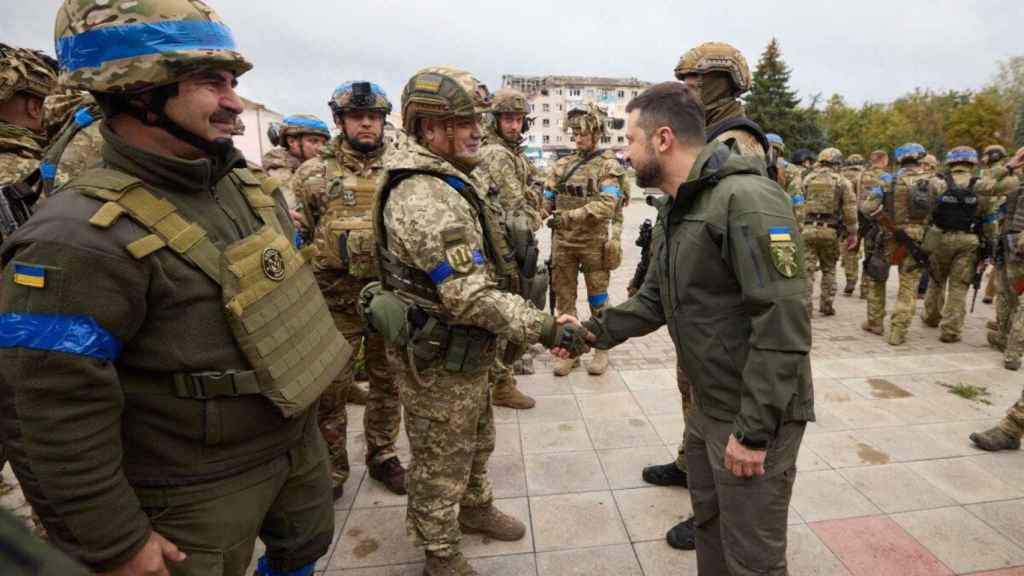 Zelenski in Izium greeting the soldiers.