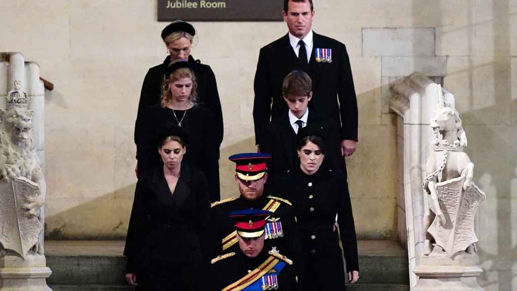 The grandchildren of Queen Elizabeth II this Saturday on their way to guard the coffin.