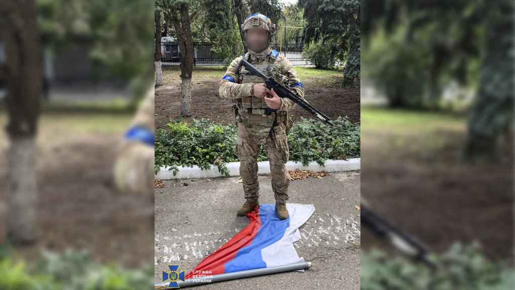 Ukrainian soldier steps on the flag of Russia.