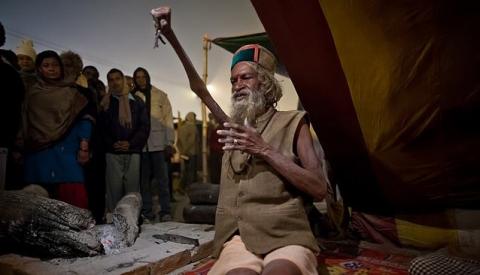 The Indian sadhu who has been 45 years with his arm raised