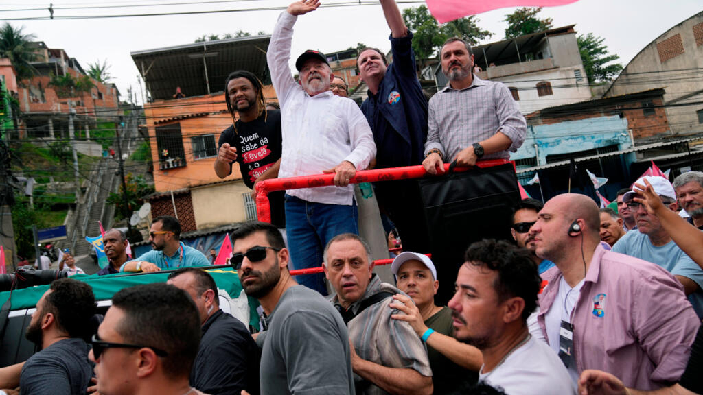 Candidate Lula seeks to convince the undecided in a favela in Rio de Janeiro