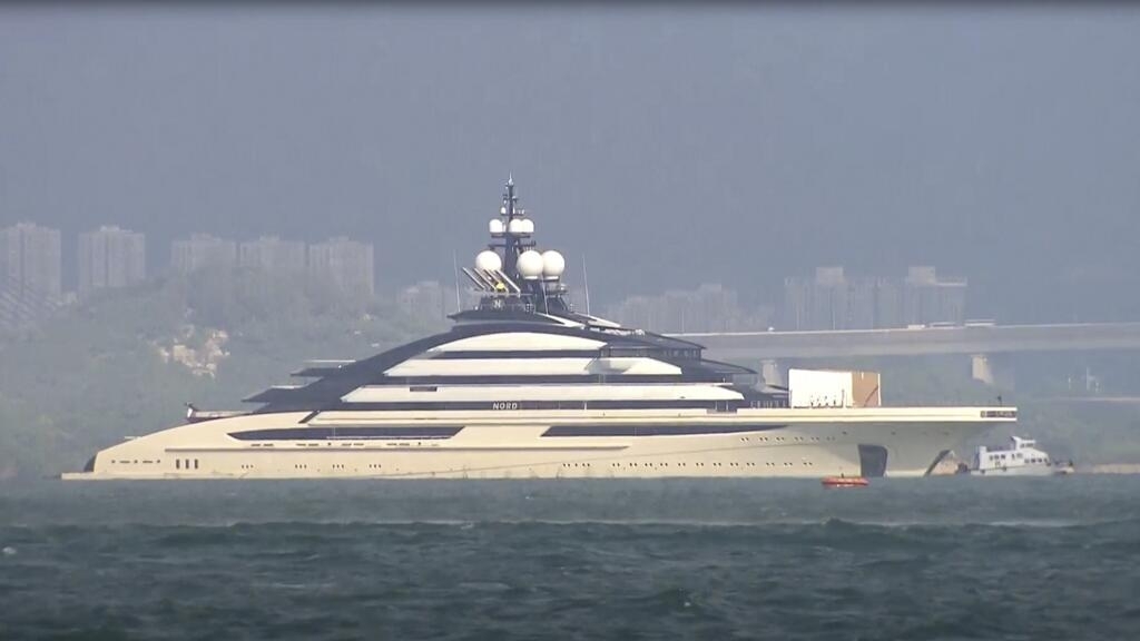 Controversy in South Africa over the arrival of a Russian billionaire's yacht