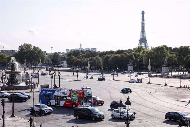 Archive - View of the Eiffel Tower in Paris from Place de la Concorde