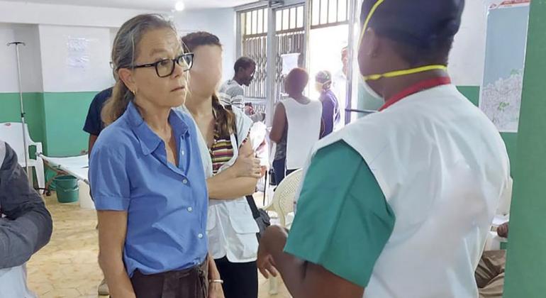 Ulrika Richardson (centre), UN Resident Coordinator in Haiti, visits a cholera treatment center in Port-au-Prince.