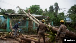 Employees work to clear a street of fallen trees and power poles after Hurricane Julia, in Bluefields, Nicaragua, October 9, 2022. REUTERS/Maynor Valenzuela