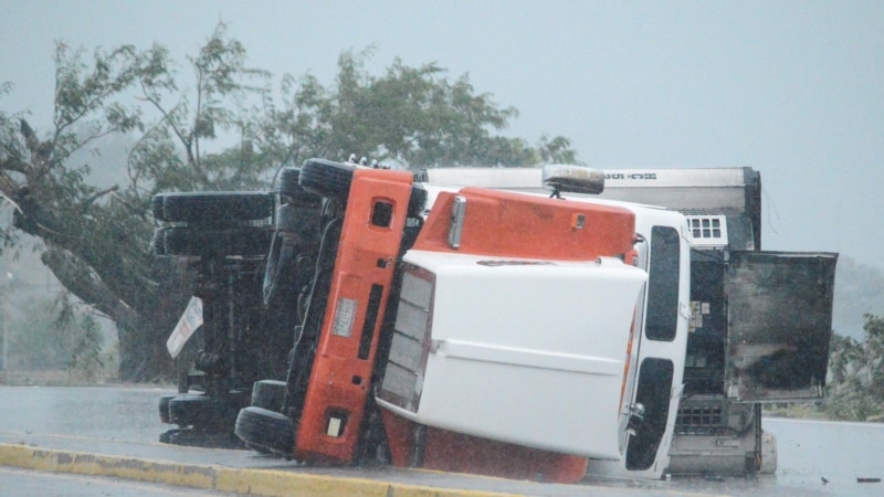 Hurricane Roslyn enters Mexico with a dangerous storm surge