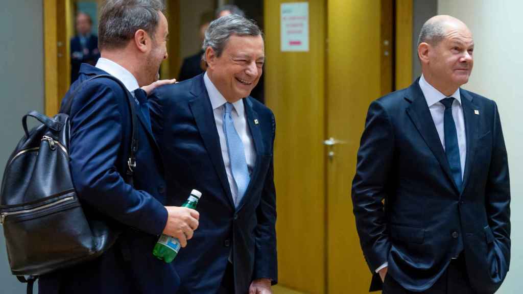 Xavier Bettel, Mario Draghi and Olaf Schoz talk this Friday at the Brussels summit