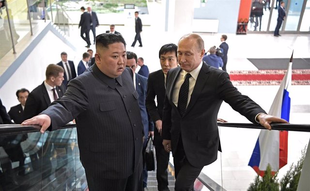 File - Russian President Vladimir Putin (r) and North Korean leader Kim Jong Un