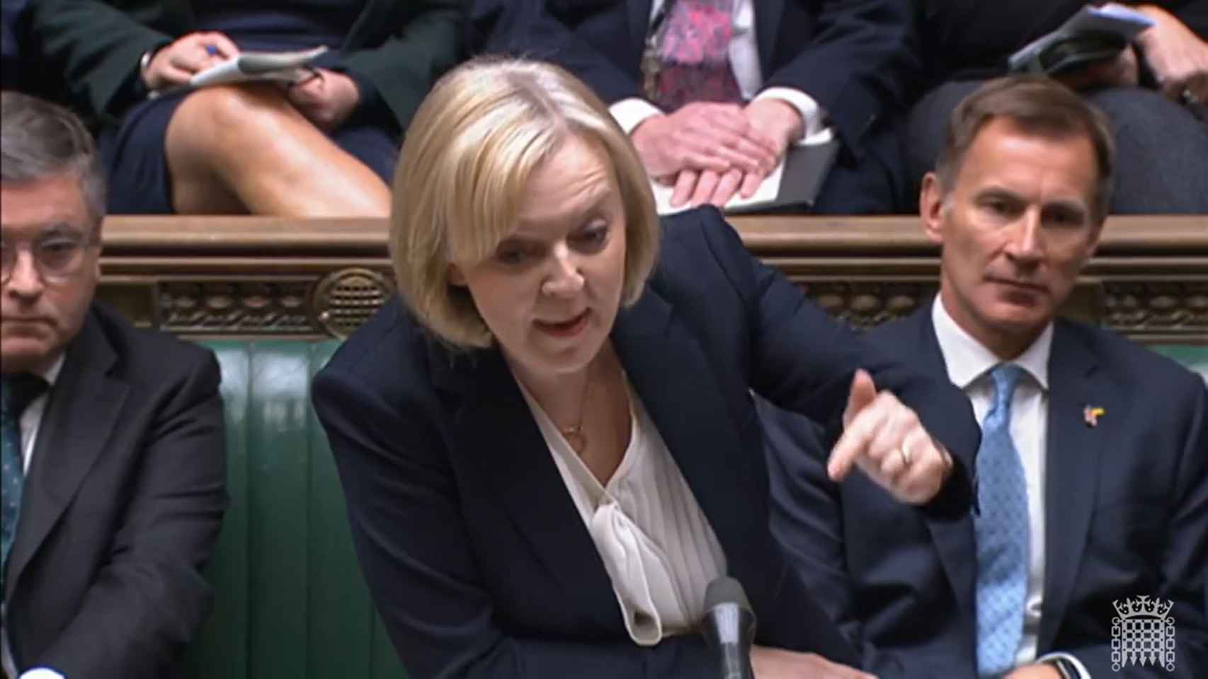 Liz Truss accuses the opposition of not having "an economic plan" and resists: "I am a fighter"