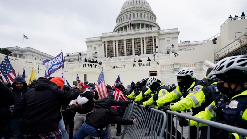 Prison for whoever dragged a policeman during the assault on the Capitol