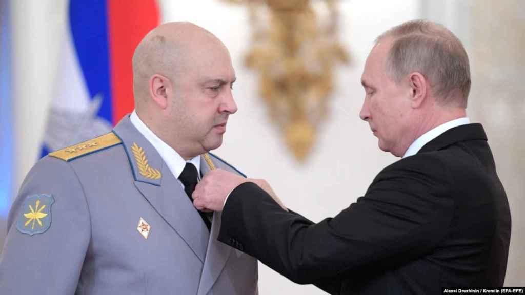 Surovikin receives a medal from Putin in 2017 for his role in the Syrian war.