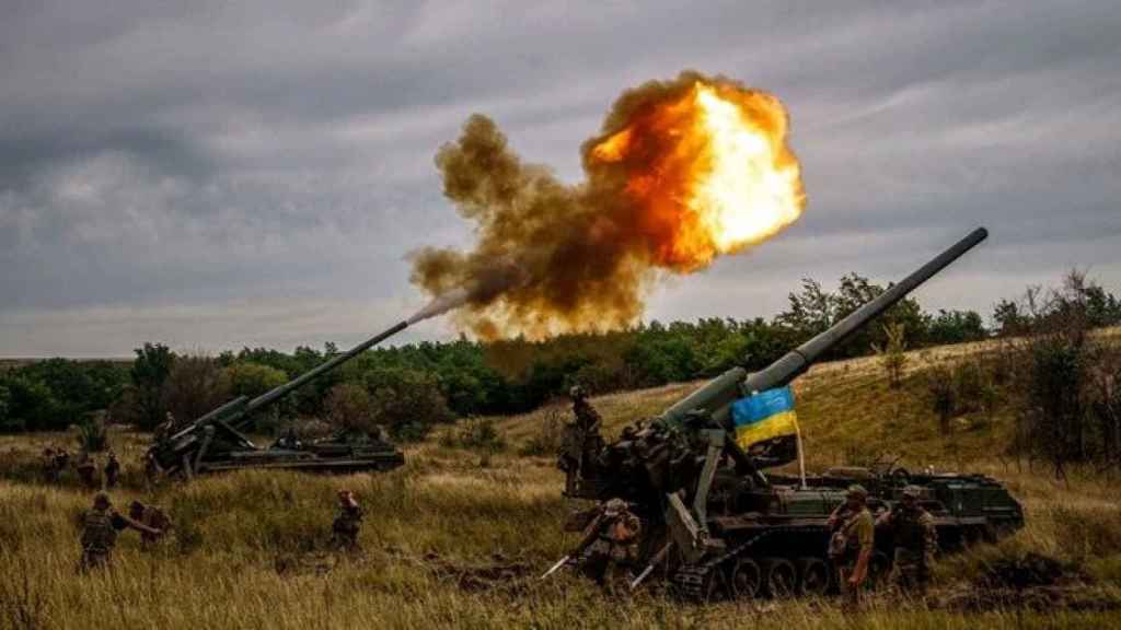 Ukrainian soldiers attack deployed in Kherson attack from their positions.