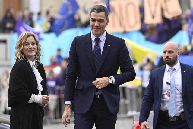 07 October 2022, Czech Republic, Prague: Spanish Prime Minister of Spain Pedro Sanchez (C) arrives to attend the second day of the European Political Community meeting at Prague Castle.  Photo: Deml Ondej/CTK/dpa