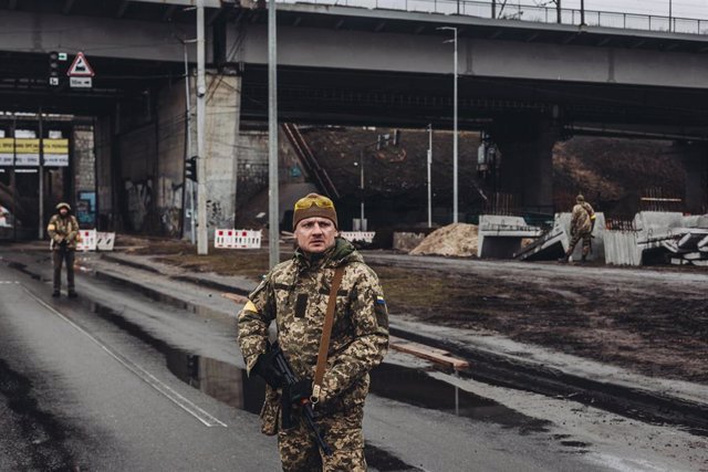 File - A Ukrainian militiaman controls a road, on March 2, 2022, in kyiv (Ukraine).