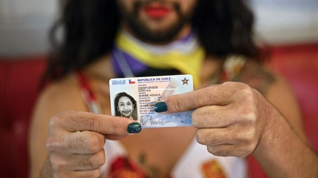 Shane's victory, the first person to receive an X identity card in Chile