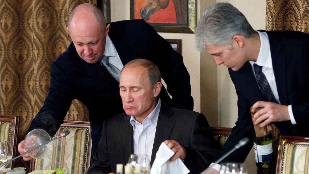 Yevgeny Prigozhin serving Russian President Vladimir Putin a meal.