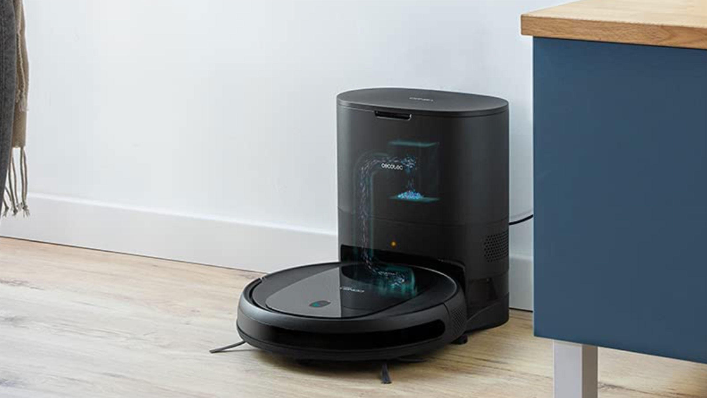 The robot vacuum cleaner that also scrubs and cleans itself for less than 230 euros