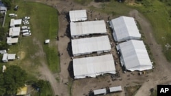 The camp - five large tents on the outskirts of the town of San Pedro Tapanatepec with mattresses, bathrooms, water and a few fans for the suffocating heat - has been operating since the beginning of August as a center for issuing transit documents to foreigners.