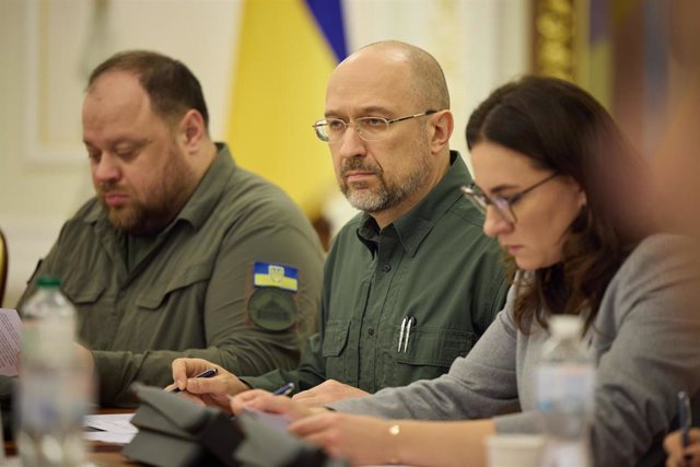 Ukrainian Defense Minister Oleksei Reznikov in the center