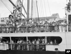 5,000 Spanish children orphaned by the civil war arrive in Havana, Cuba, on their way to Veracruz, Mexico.