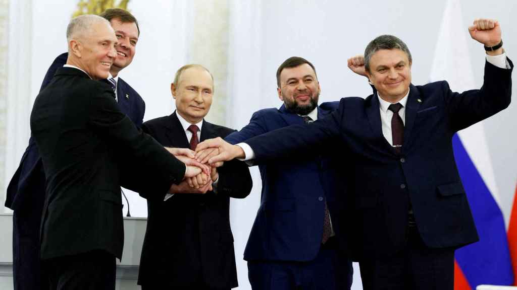 Putin celebrates with his ministers this past Friday the annexation of four Ukrainian regions.