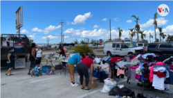 Volunteers organize themselves to offer donations of clothing and food to Hispanics affected by Hurricane Ian.  (Photo: Yeny Garcia, VOA)