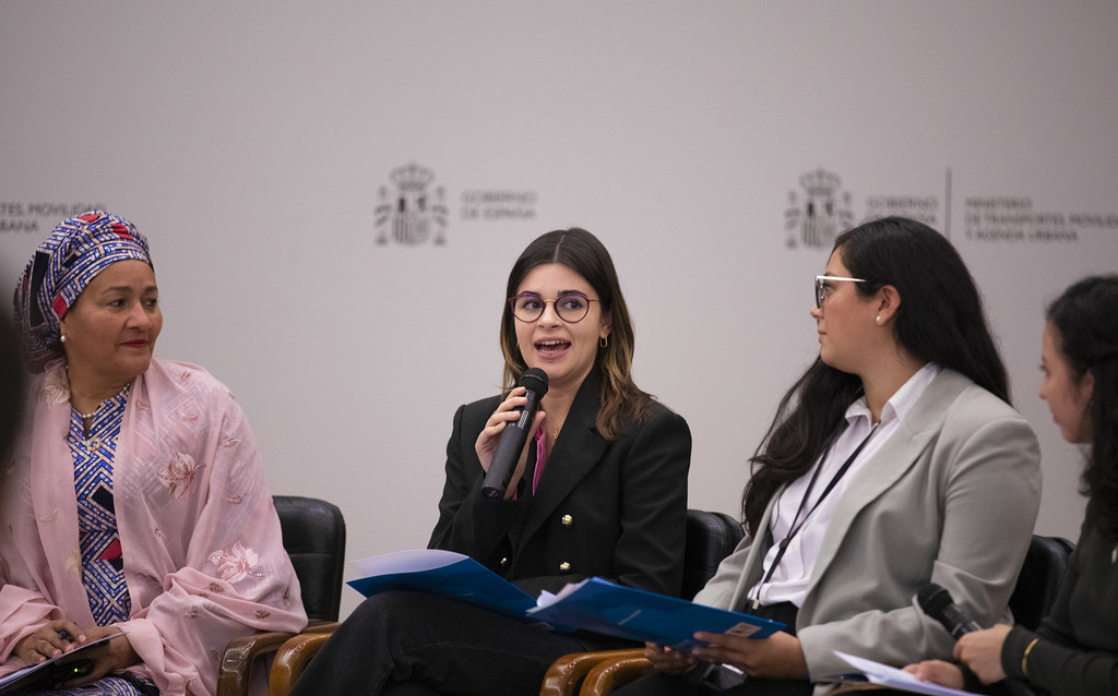 The Deputy Secretary General of the UN, Amina Mohammed, meets with a group of young Spanish people to promote sustainable development.