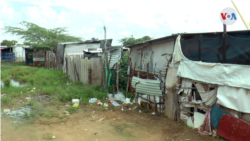 The precarious houses are built with pieces of zinc, nylon and cardboard. [Foto: VOA]