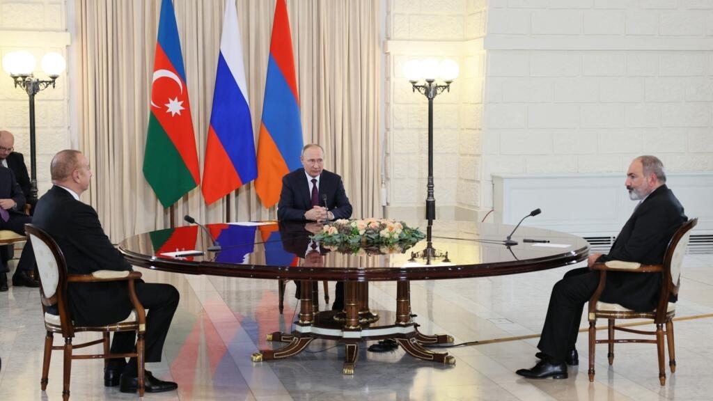 Armenia and Azerbaijan agree in Russia not to "use force"