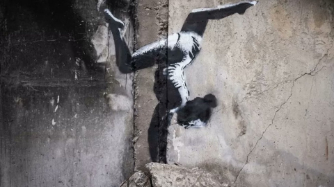 Bansky "appears" in Ukraine ridiculing Putin with three graffiti