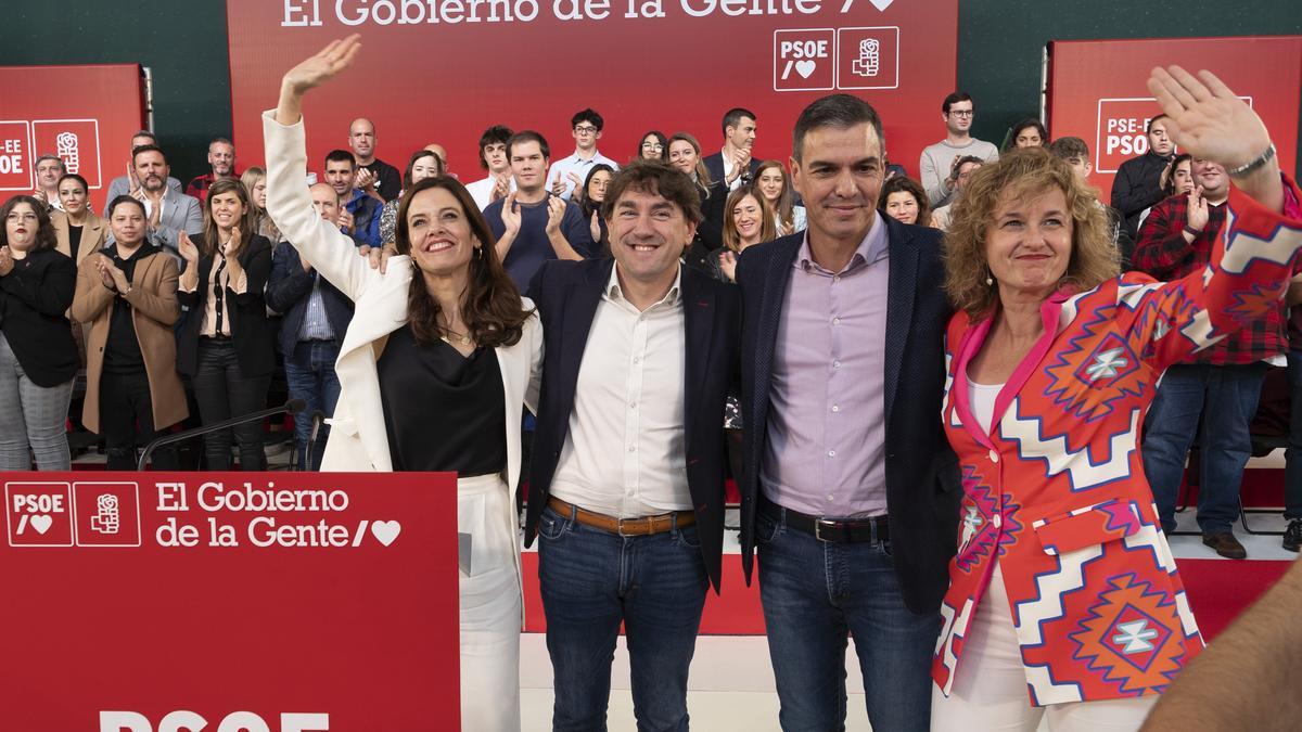 Pedro Sánchez and Eneko Andueza, last Saturday, in a match event in Vitoria.