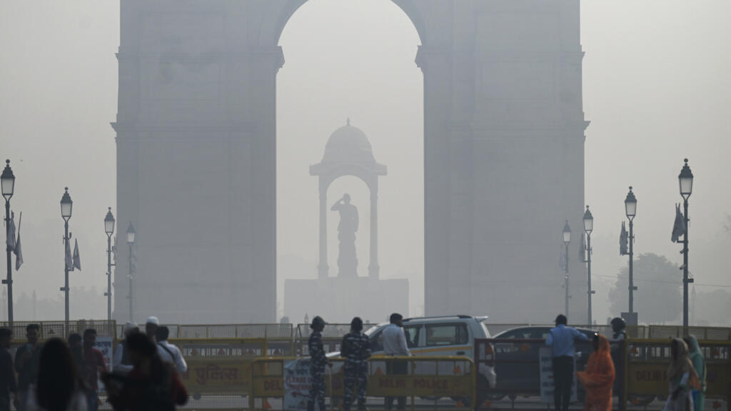 'Dangerous' smog engulfs India's capital