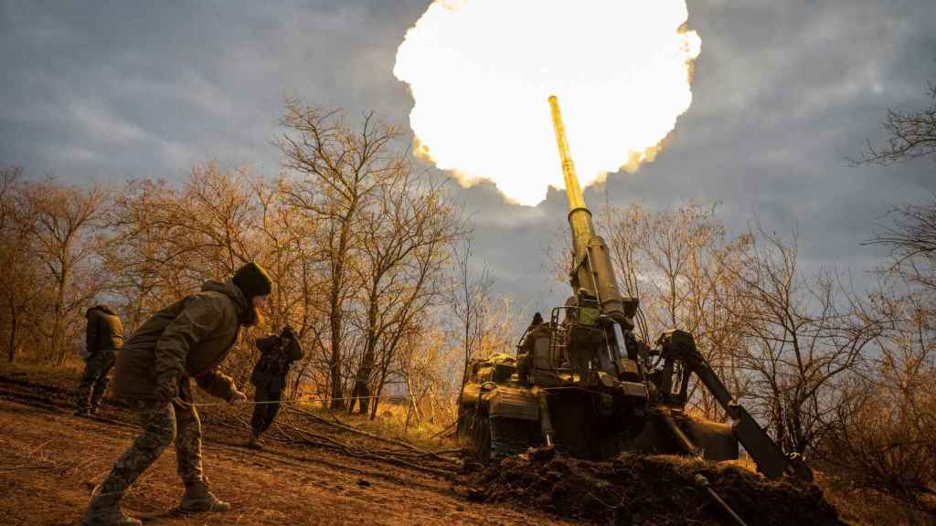 Ukrainian soldiers fire artillery at Russian positions in the Kherson region.