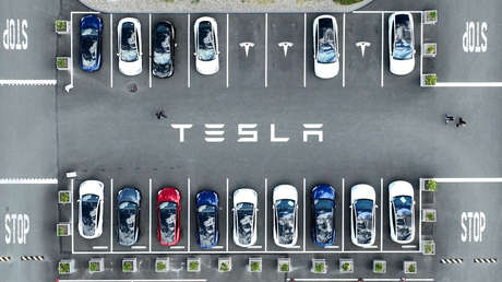 They report that Tesla is being investigated for claiming that its cars drive themselves