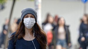 Genetic expert calls for the use of masks in crowded public spaces