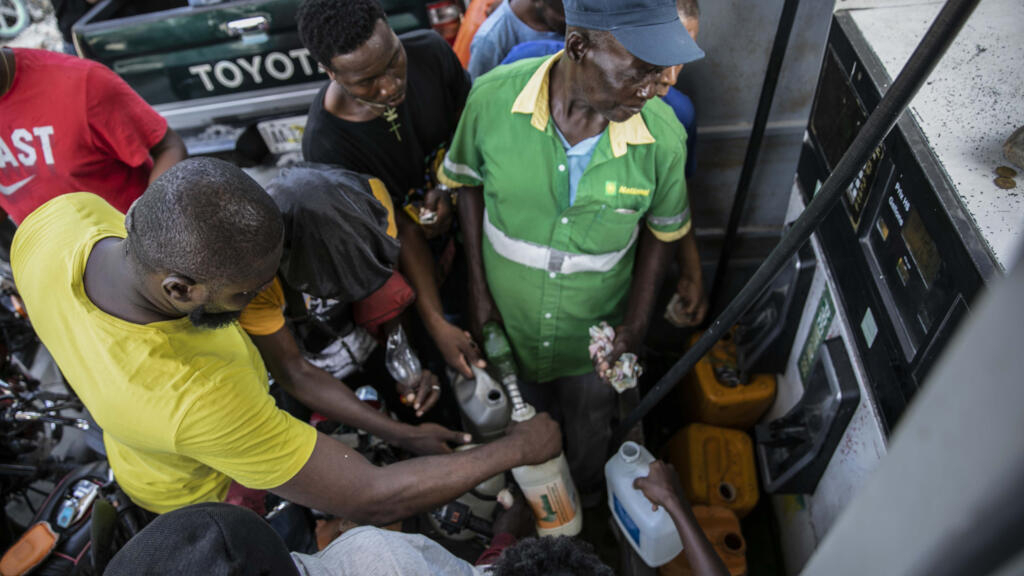 Haitian gas stations reopen after a long blockade by armed groups