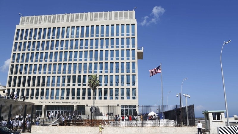 Officials of the US government arrive in Havana to discuss the migration crisis