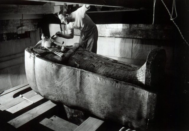 File - Carter examines the tomb of Tutankhamun, 1924