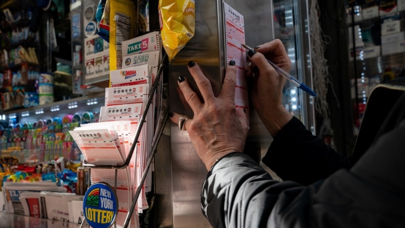 Powerball prize pool grows to $1.9 billion