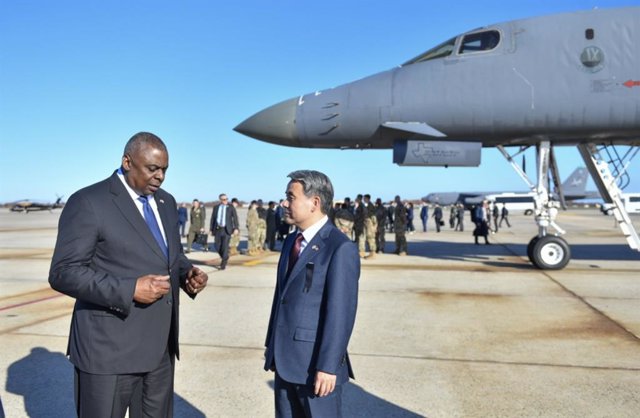 A photo provided by the Seoul Defense Ministry shows South Korean Defense Minister Lee Jong-sup (R) and his US counterpart Lloyd Austin