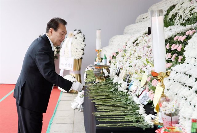 South Korean President Yoon Suk Yeol in front of a shrine for the victims of the Halloween stampede in the Itaewon district of Seoul