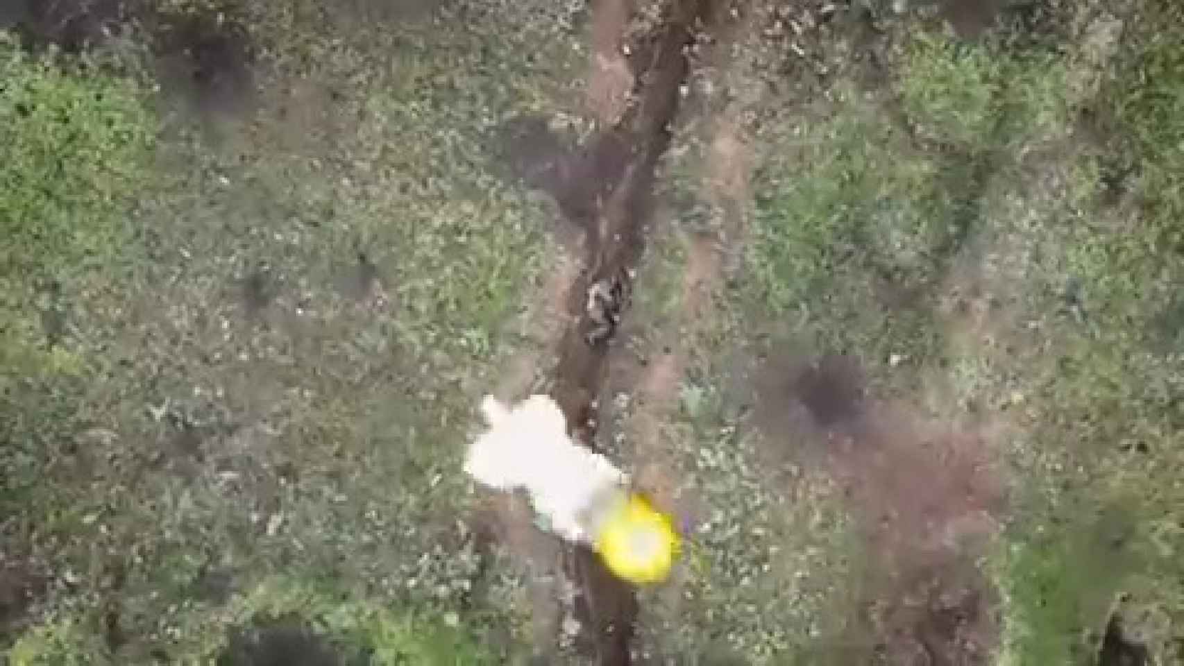 The video of the Russian soldier who survived two grenades launched by a Ukrainian drone