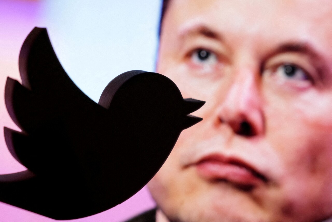 Elon Musk reinstates the suspended accounts of several journalists on Twitter