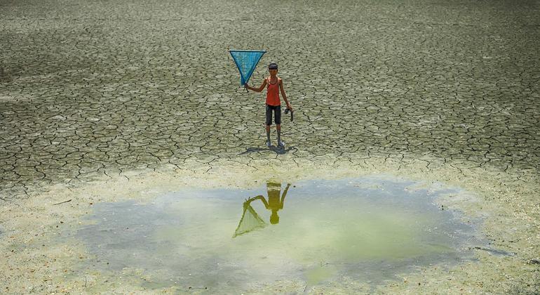 A boy in front of a watering hole in a drought-stricken area of ​​Bangladesh.  La Niña conditions imply a large-scale cooling of temperatures.