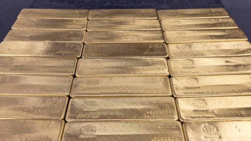 Gold rises on weak dollar and easing of COVID restrictions in China