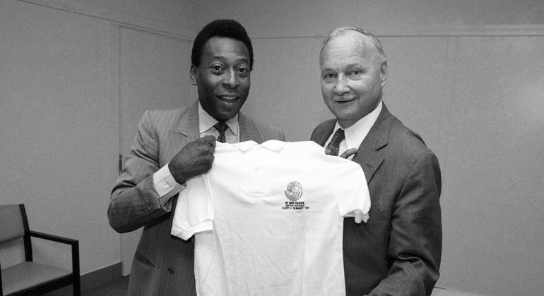 Presentation of Pelé (left) as Goodwill Ambassador Goodwill Ambassador for the Rio 92 Conference.