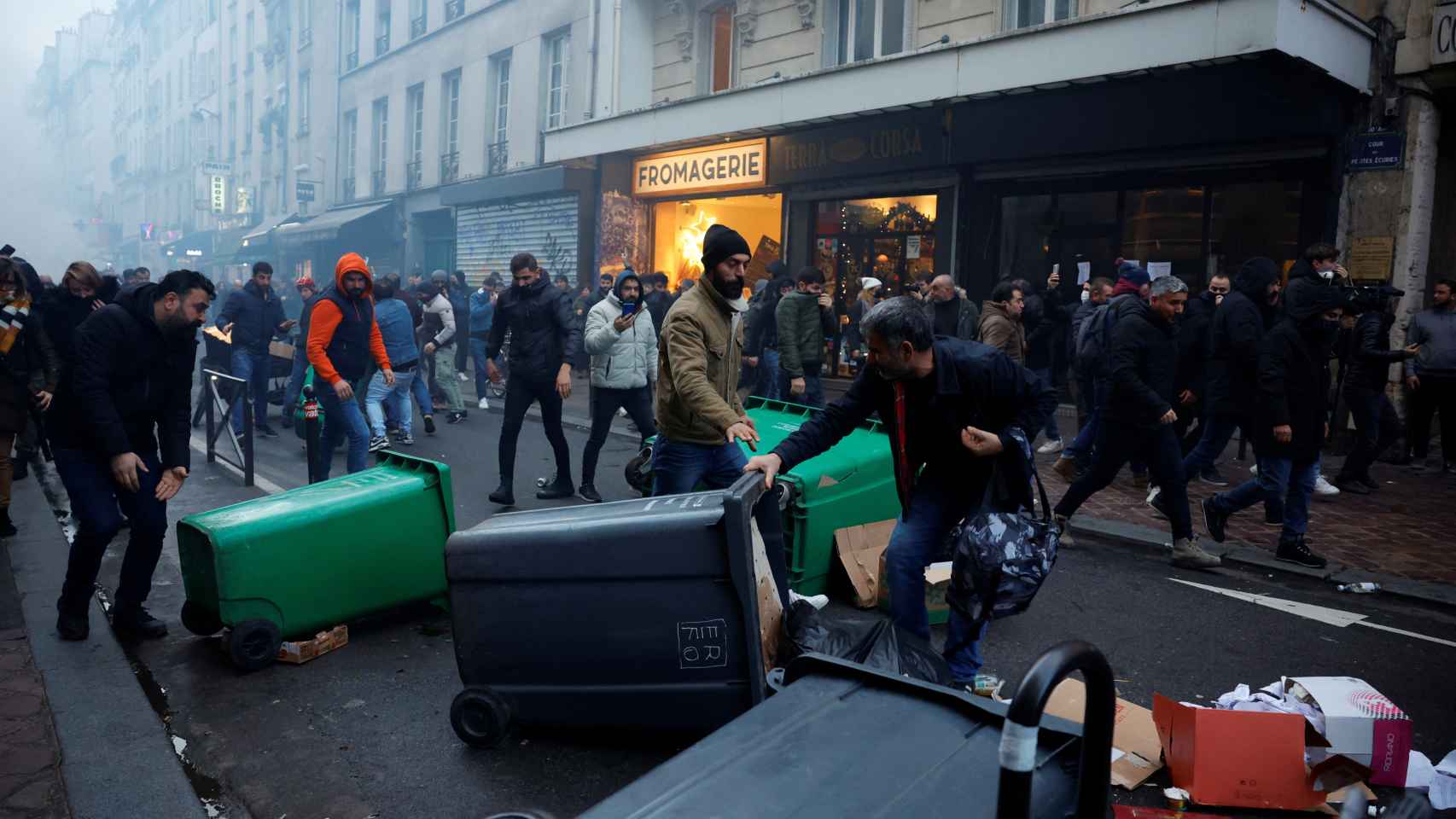 Serious riots in Paris after the shooting that left three dead in front of a Kurdish cultural center