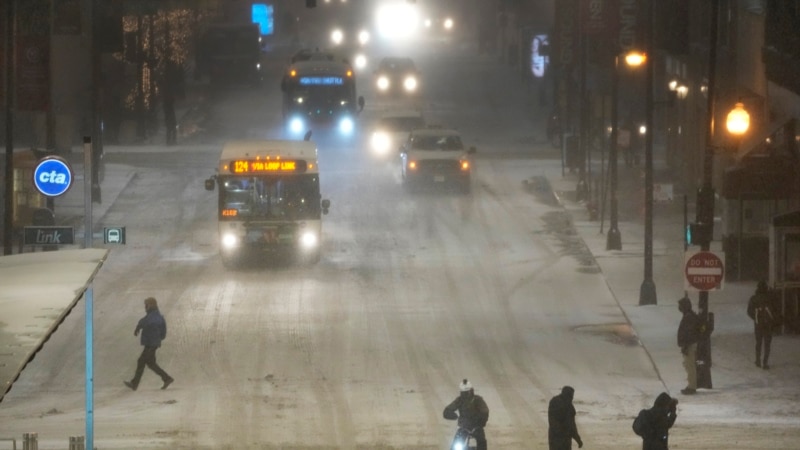 Snowfall causes chaos on Christmas trips;  warn of "bomb cyclone" in the US