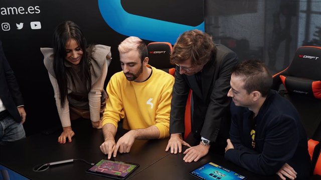 The mayor of Madrid, José Luis Martínez-Alméida, and the deputy mayor, Begoña Villacís, at the inauguration of Madrid In Game testing a video game.